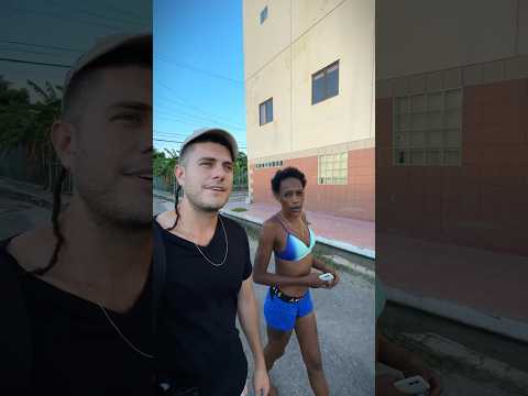 Jamaikalı Kadın Bana Mahallesini Gezdiyor