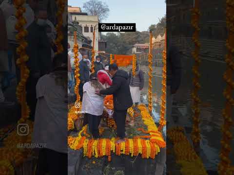 Kocasını Yakmadan Önce Ateş İle Uğurlayan Kadın😔/ Nepal Ölü Yakma Töreni