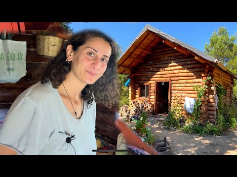 Zeynep 4 yıldır Ormanda Bu Kulübede Yaşıyor | Ev Turu