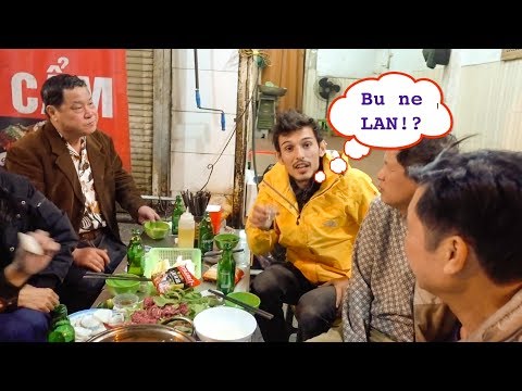 Vietnam'ın İlginç Sokak Yemekleri Deniyoruz - Pirinç Şarabı İçirdiler!