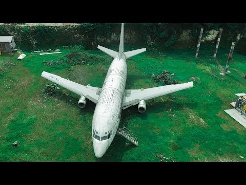 Ormanın İçinde TERK EDİLMİŞ Uçak Bulduk -  Uçakta Birisi Yaşıyor!