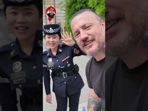 Malezya Polisi bizimle fotoğraf çektirmek istedi 😃