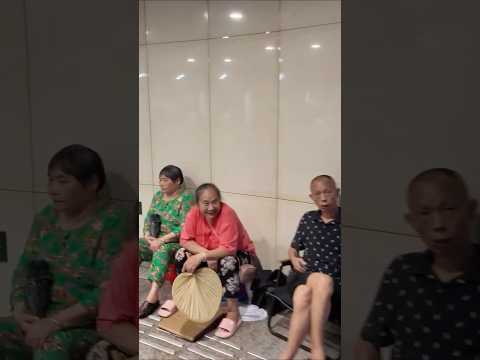 Çin'de Klimadan Tasarruf Etmek  İçin Metroda Takılan Yaşlılar  #chongqing