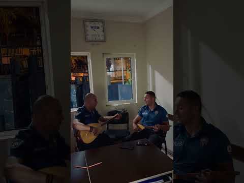 Polislerden Bağlama Türkü -Akşam Olur Karanlığa Kalırsın