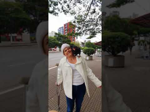 Sokakta Tavuğuyla Dans Eden Tatlı Teyze