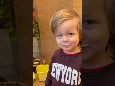 Süt Bıyıklı Küçük Adamın Komik Tebessümü 😅 #shprts