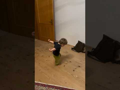 Naruto koşusu yapıyor 😅 #baba #bebek