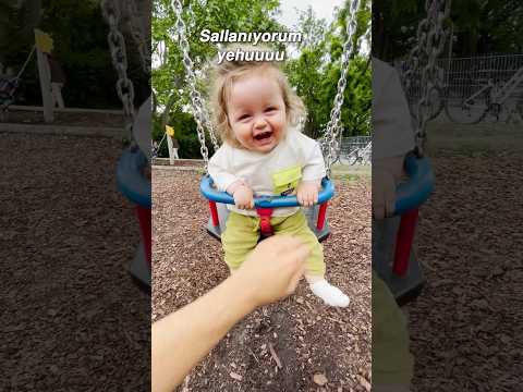 Salıncaktan çok keyif aldı