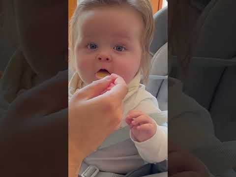 İlk kez kaşıkla yemek yeme heyecanı