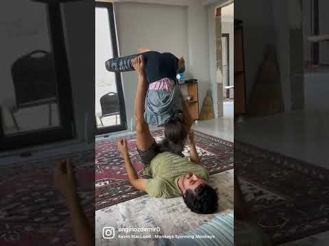 Kız Kardeşimin İlk AcroYoga Denemesi