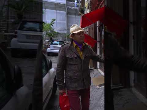 Banksy Napoli'ye İmzasını Bırakmış🎨 | Ayhan Sicimoğlu #shorts