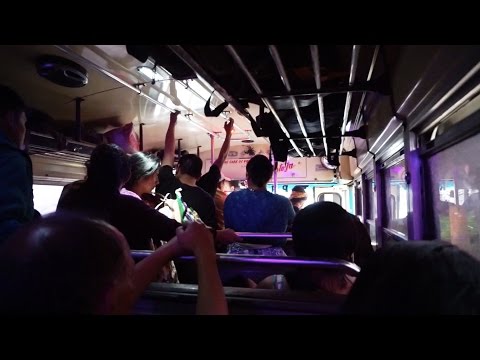 Guatemala'da Otobüs Kullanırken Gazete Okuyan Şoför