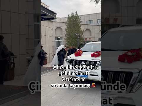 Çin’de bir düğün 👰🏼‍♀️ Damat gelini sırtında taşıyor… #karavan #worldtour #travel #çin #uygur
