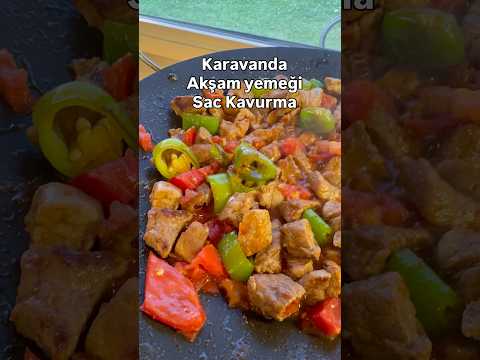 Karavanda sac tava 😋 Hem ilerleyip hem yemek yapmak 😁 #karavan #minimalism #travel #karavancılık