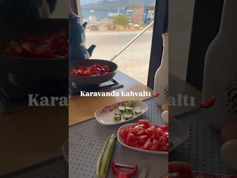 Karavanda kahvaltı hazırlığı 🌶️🥒🍅 #karavan #karavancılık #vanlife #minimalism