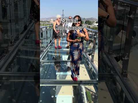 Yerin 20 metre üstünde, camların üzerinde yürüdüm 😱 | Kanchanaburi Skywalk