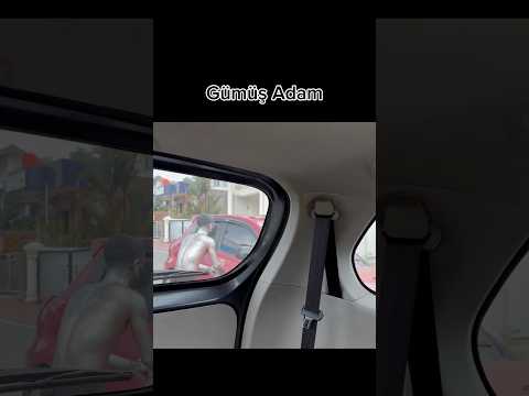 Endonezya’da gümüşe boyanmış bir performans sanatçısı!