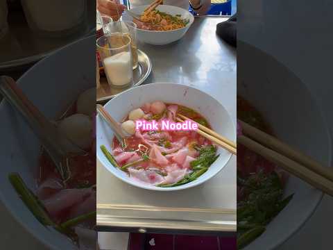 Tayland’da pembe noodle çorbası! Renkli ve lezzetli bir deneyim #tayland