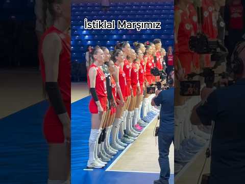 Milli takımımız İstiklal marşı söylüyor