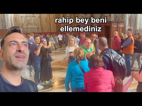 Vatikan'da insanlar kendini rahiplere elletiyor 🇻🇦