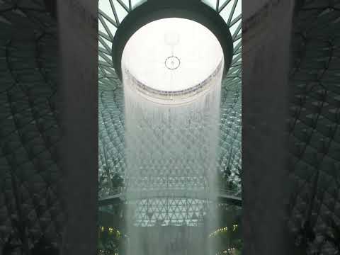 İçinden Şelale Akan Havalimanı