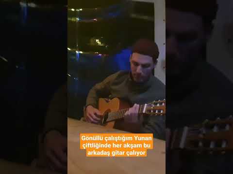 Fransız gitarist kendi bestesini çalıyor